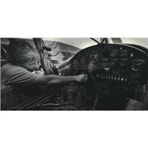 1985 Press Photo Tony Pellegrin checks cockpit of military plane - mjb60653