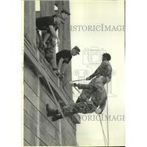 1991 Press Photo Army trainees rappel down wall, ROTC Summer Camp, Fort Lewis WA