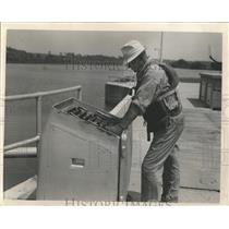 1941 Press Photo Clifford Larson Dresden Island Gates - RRX97633