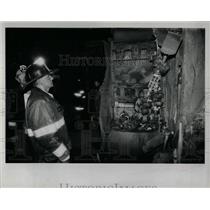 1990 Press Photo Firefighter Switches Burned West Side - RRW03423