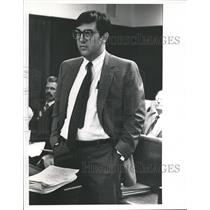 1984 Press Photo Attorney Robert Wiggins speaks to judge in court - abna29313