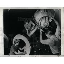 1945 Press Photo X-Ray Worker Bring One Million Volt Ma