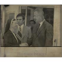 1972 Press Photo SOIRO TALKS SISTER HELEN Hospital