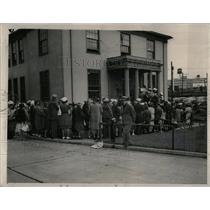 1940 Press Photo Canadian Border Passes Crowd Patrol US - RRX80369
