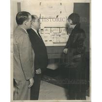 Press Photo Mrs. Leeney shows defense counsel scene of death chase