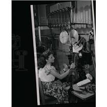 1947 Press Photo Eleanor Diamond Operating Film Printer - RRX65209