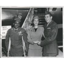 1953 Press Photo Wilbur Warring Stewardess Lynn Miller Peterson In Airport