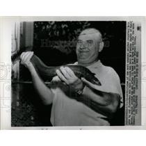 1965 Press Photo Eel Stanley Gagola fisherman Wyandotte - RRW04621