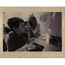 1994 Press Photo Kids Using Computers - RRW89231