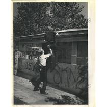 1989 Press Photo Policemen Boost Check Roof California - RRW41293