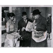 1963 Press Photo Man Buys Newspaper From Goldstick - RRW01861