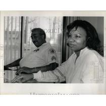 1990 Press Photo Cynthia White helped 7 convict Pol.Off - RRW91745