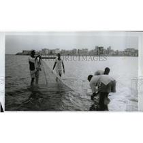 1968 Press Photo Port Sudan Beja Diving Mother Pearl - RRW69707