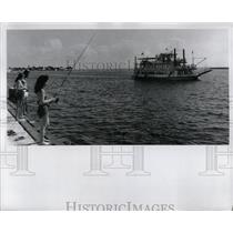 1975 Press Photo Press Photo people fishing.