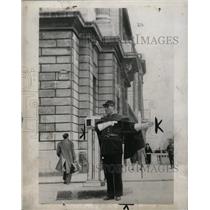 1940 Press Photo Paris Traffic Police Wear White Gloves - RRX64633