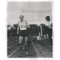 1962 Press Photo Peter McArdle Wins 10,000 Meter Race - RSC82139