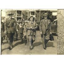 1940 Press Photo Canadian Mounties/Italian Immigrant