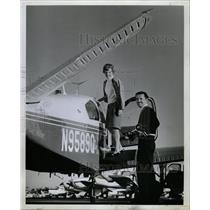 Press Photo Mrs Marion Bob Auburn poses plane traveling - RRW15931