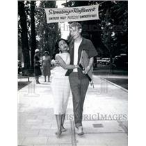 1958 Press Photo Schwabing,the enjoyment of going barefoot - KSB34811