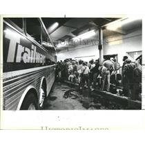 1983 Press Photo Travelers crowd the Trailways Bus Sta.