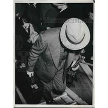 1937 Press Photo Federal Bureau of Investigation Agent in San Pedro Ship