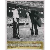 1948 Press Photo Umpire Ed Hurley Takes Time Out at Cleveland, Marty Kastansek