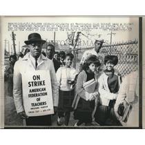 1966 Press Photo Students pass by Teachers striking Orleans Parish school system