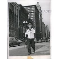 1945 Press Photo Chicago, AF Bergman on Michigan Ave on 500 mile walk from Pitts