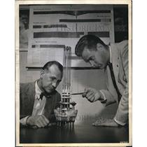1943 Press Photo NY, Gordon Jones, Carlo Madsen, at Westinghouse Electric Co