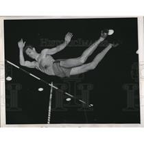 1949 Press Photo Richmond Morcom Wins Pole Vault, Chicago Relays, Illinois