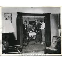 1934 Press Photo Policemen Search For Fingerprints In Home Where Millionaire