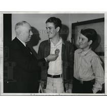 1934 Press Photo Capt. Lonie Canto congratulating Sid Jolivette & Ralph Anthony