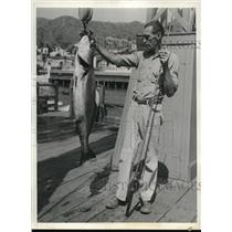 1936 Press Photo Pat Caskey Catches 45 Pound White Sea Bass, Santa Catalina