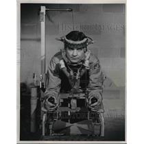 1948 Press Photo HT Hertzberg demonstrates a pilot's bed to eliminate fatigue