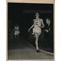 1949 Press Photo Dark Horse Bob Mealey winning 1,000-yards race - nes12682