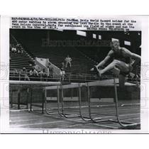 1958 Press Photo Glen Davis wins 400 meter hurdles at Penn relay - nes13267