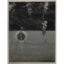 1940 Press Photo Scarsdale, NY Peter Westrich at archery target