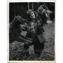 1941 Press Photo Jane Gardner shows brace of partridge to her Irish Retriever
