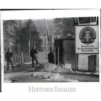 1969 Press Photo Armed East German soldiers close the Marienborn checkpoint