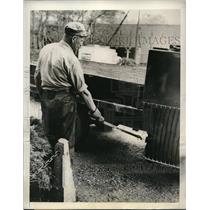 1942 Press Photo Champion Fiber Company Driver CW Cathey demonstrates burning tr