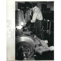 1981 Press Photo Mechanic Ron Breeding of Brake America - cva03932