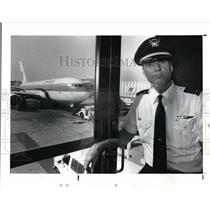 1988 Press Photo United Airlines Pilot Art Bentsen - cva01195
