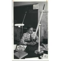1980 Press Photo Dr.John Collins of NASA shown with Windwill Model.