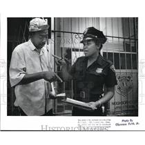 1988 Press Photo Muriel Craig of Cleveland Police  talked to Eugene Scott.
