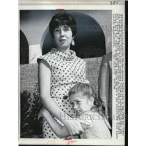 1966 Press Photo Sea Brook Texas Mrs Barbara Gordon and daughter Diane during
