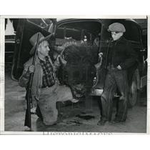 1942 Press Photo Evan J. Cox, son, Lawrence, 9, with 1,200 pound buffalo