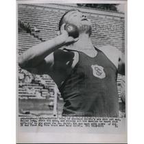 1960 Press Photo Seattle Wash Dallas Long at the shot put at track meet
