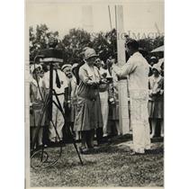 1929 Press Photo Mrs Hoover gives trophy to Jog=hn C Jackson for 4-H Clubs