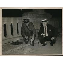 1937 Press Photo Deputy Sheriff Abner Good & H. F. Rose, (R) a Policeman