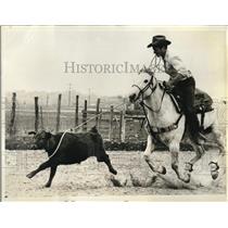 1975 Press Photo Cowboy Mill Miller Roping Steer Calf, Marion, Texas